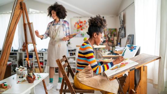 decorar-un-estudio-de-taller-y-pintura-en-casa-colores-calidos-buhardilla-XxXx80