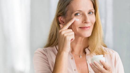 La crema antiedad con protección solar que una experta incluye en su rutina de cuidado facial