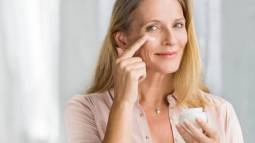 La crema antiedad con protección solar que una experta incluye en su rutina de cuidado facial