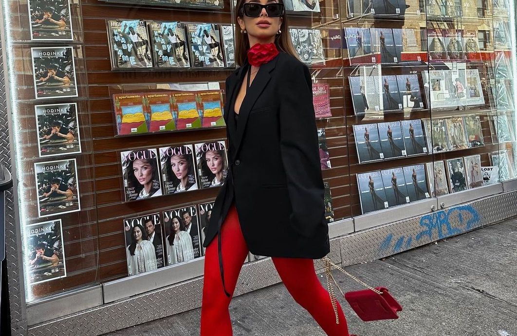 Look con medias rojas