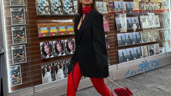 Look con medias rojas