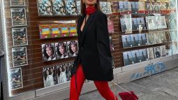 Look con medias rojas