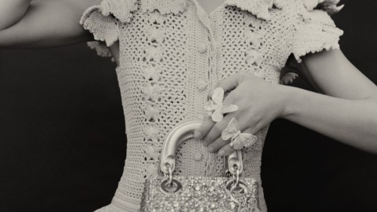 Chaleco y falda de punto de algodón con motivo de mariposas, anillos Dior Métamorphose de metal acabado dorado y cuentas de resina blanca, bolso mediano Lady Dior. Todo, de Dior.