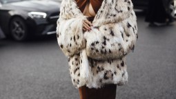 abrigo con estampado animal street style paris