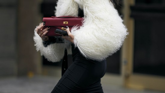 portada abrigos pelo paris street style
