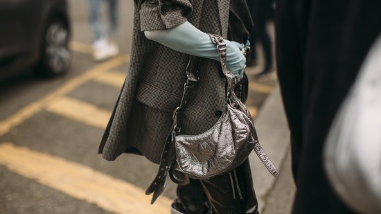 bolso plateado street style balenciaga