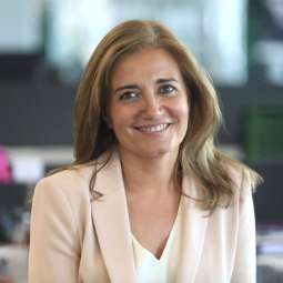 Hablamos con Ana Pérez Domínguez, directora médica de la farmacéutica Astrazeneca en España, sobre el papel actual de la mujer en la ciencia.