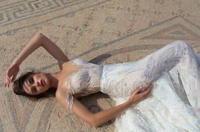 Vestidos de novia con plumas, la tendencia más glamurosa de 2022