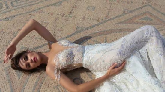 Vestidos de novia con plumas, la tendencia más glamurosa de 2022