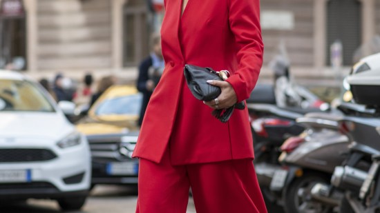 traje rojo street style