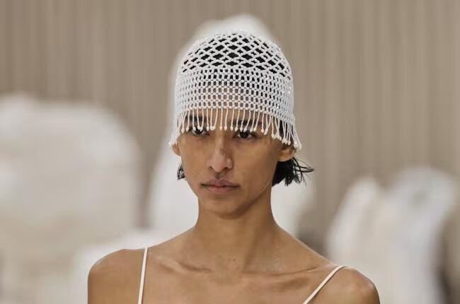 Cordones, guantes y casquetes: los accesorios de los años 20 que vistierón las 'flappers' y hoy son tendencia