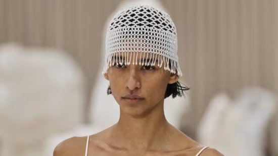 Cordones, guantes y casquetes: los accesorios de los años 20 que vistierón las 'flappers' y hoy son tendencia