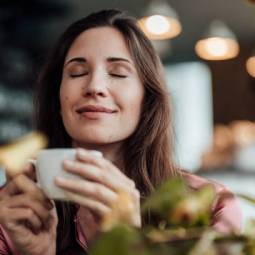 mujer cafe