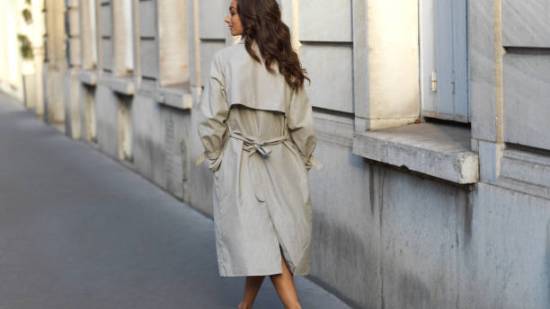 mujer gabardina