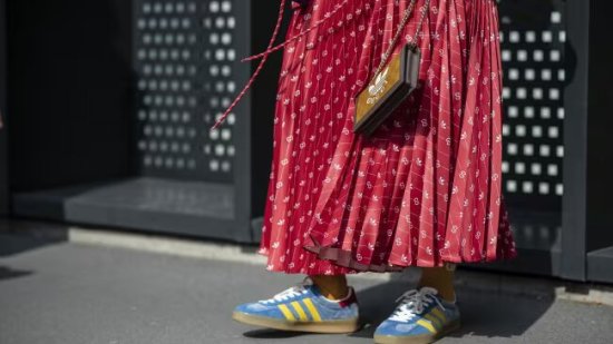 Las nuevas New Balance y otros 9 modelos de zapatillas IDEALES con vaqueros