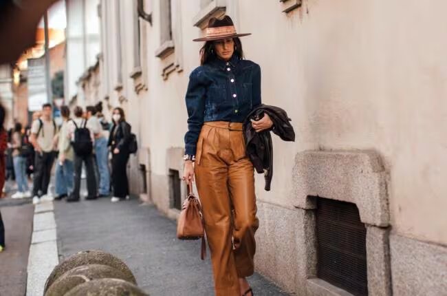 Cómo llevar pantalones de piel en primavera (y no morir en el intento)