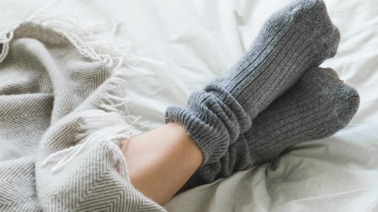 Llevar calcetines mientras dormimos pueden ser contraproducentes para nuestra salud.