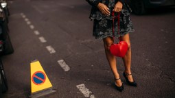 London str F23 0797 bolso rojo street style