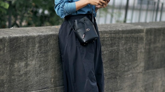 Paris str S24 1451 street style camisa vaquera