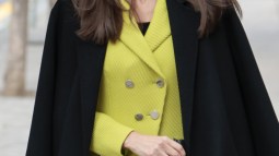 La reina Letizia con abrigo de Mango