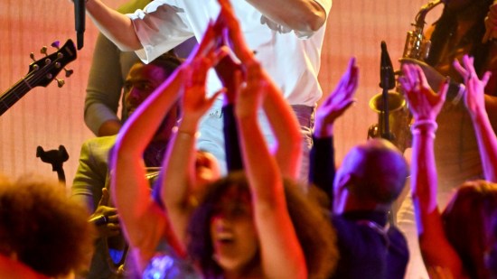Bad Bunny durante la ceremonia de los Premios Grammy 2023