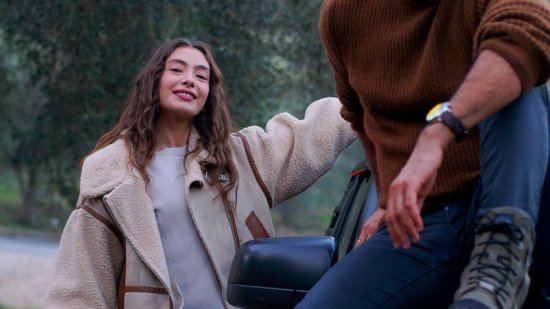 Neslihan Atagül y Engin Akyürek.