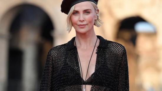 Chaelize Theron tiene el peinado antiedad perfecto