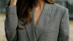 Look con anillo de street style