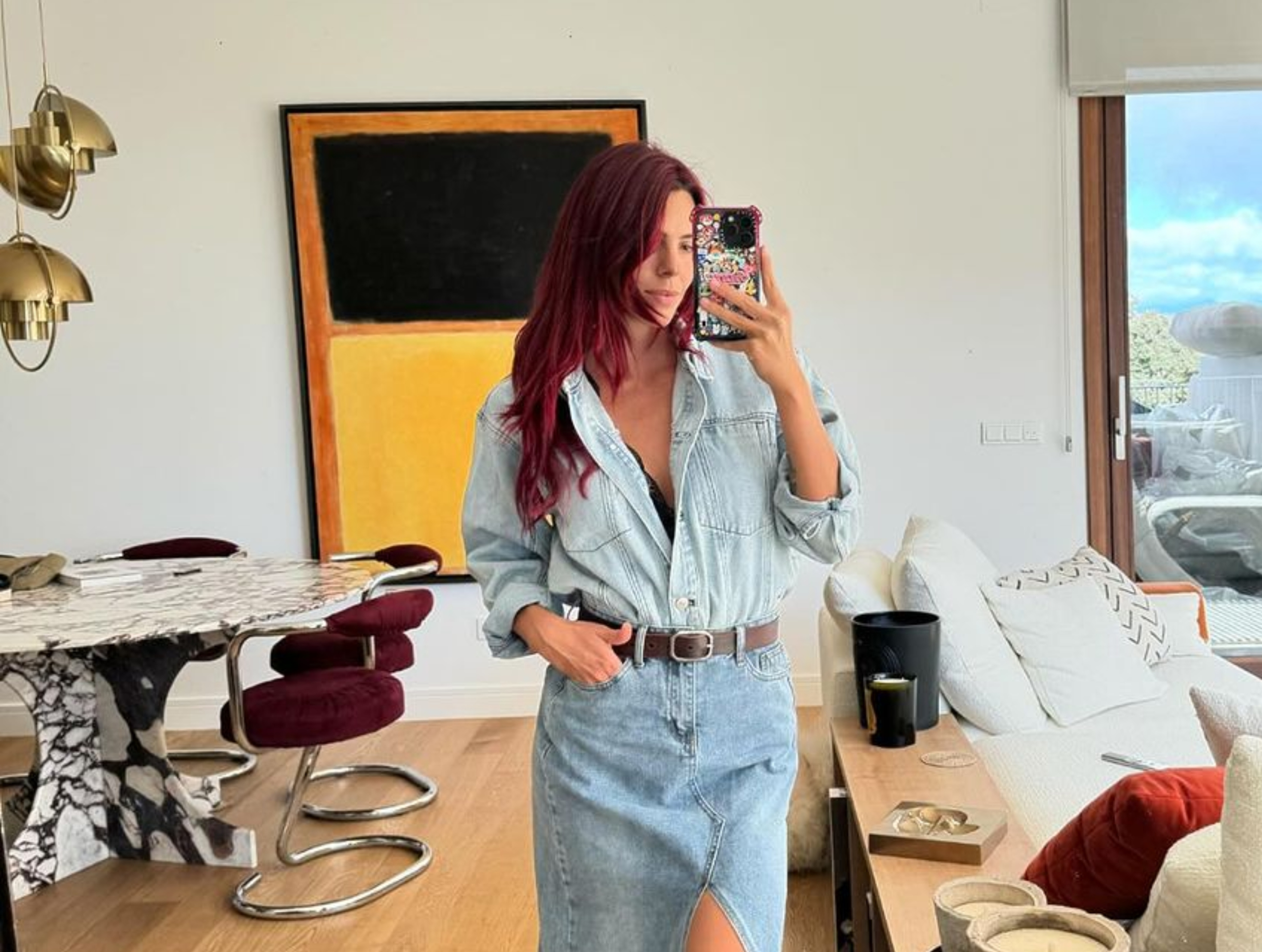 Laura matamoros con color de pelo rojo cereza