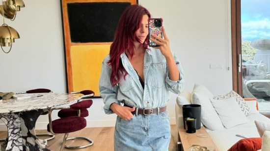 Laura matamoros con color de pelo rojo cereza
