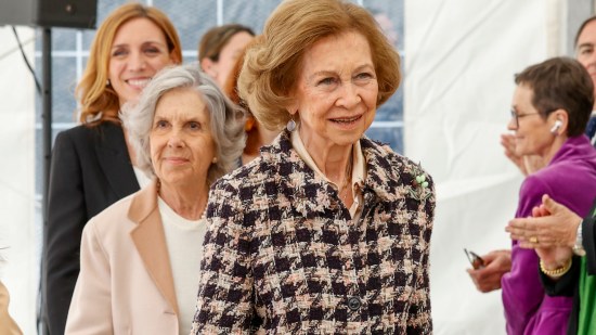 La reina Sofía con un broche de la firma española Luz Camino