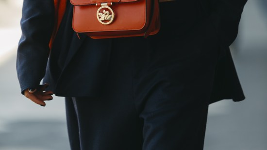 bolso rojo street style  (1)