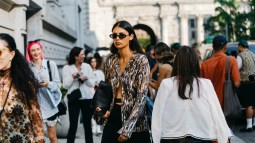 New York str S23 0223 blusas street style