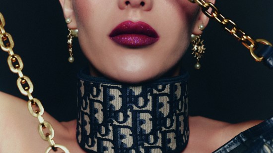 En los labios, Kley Kafe propone distintas opciones, desde un nude mate para crear contraste con el brillo del resto del maquillaje, a un rojo vivo satinado o un gloss