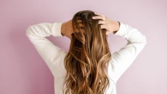 Este aceite es la alternativa natural a la silicona para tu pelo. Y sí, aporta todos sus beneficios