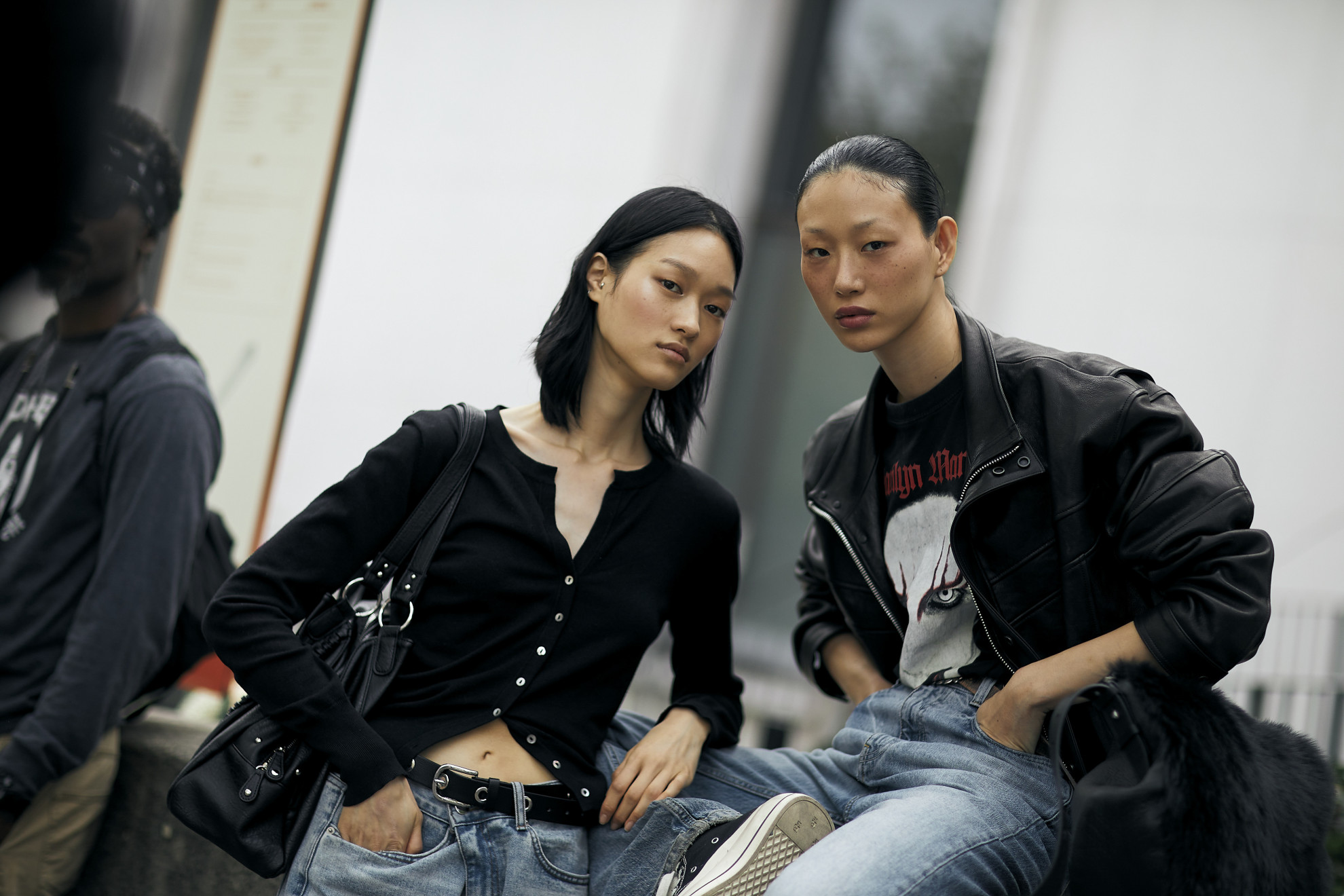 Paris str S24 1485 cazadora street style