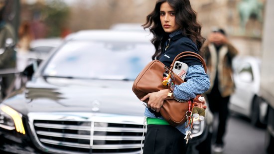 Paris str F24 3740 street style pelo rizado