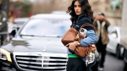 Paris str F24 3740 street style pelo rizado