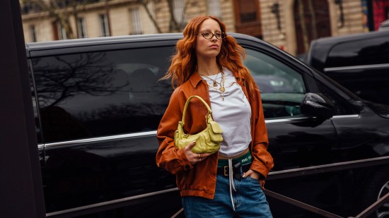 Paris str F24 3740 street style pelo rizado