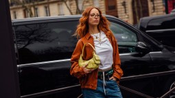 Paris str F24 3740 street style pelo rizado
