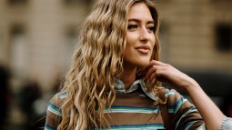 Paris str F24 3740 street style pelo rizado