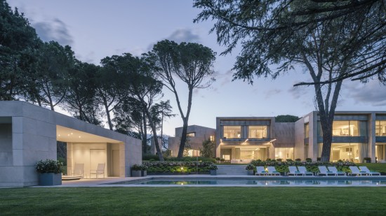 Ubicada en medio de un maravilloso jardín con árboles, esta casa, obra de José Luis Gahona Fraga, es ante todo el hogar de sus propietarios.