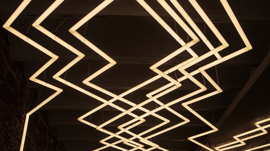 Imagen del espacio de trabajo que Light & Studio tiene en Loom House, el coworking de La Real Fábrica de Tapices, de Madrid.