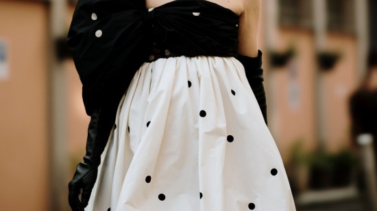 Look con falda de lunares