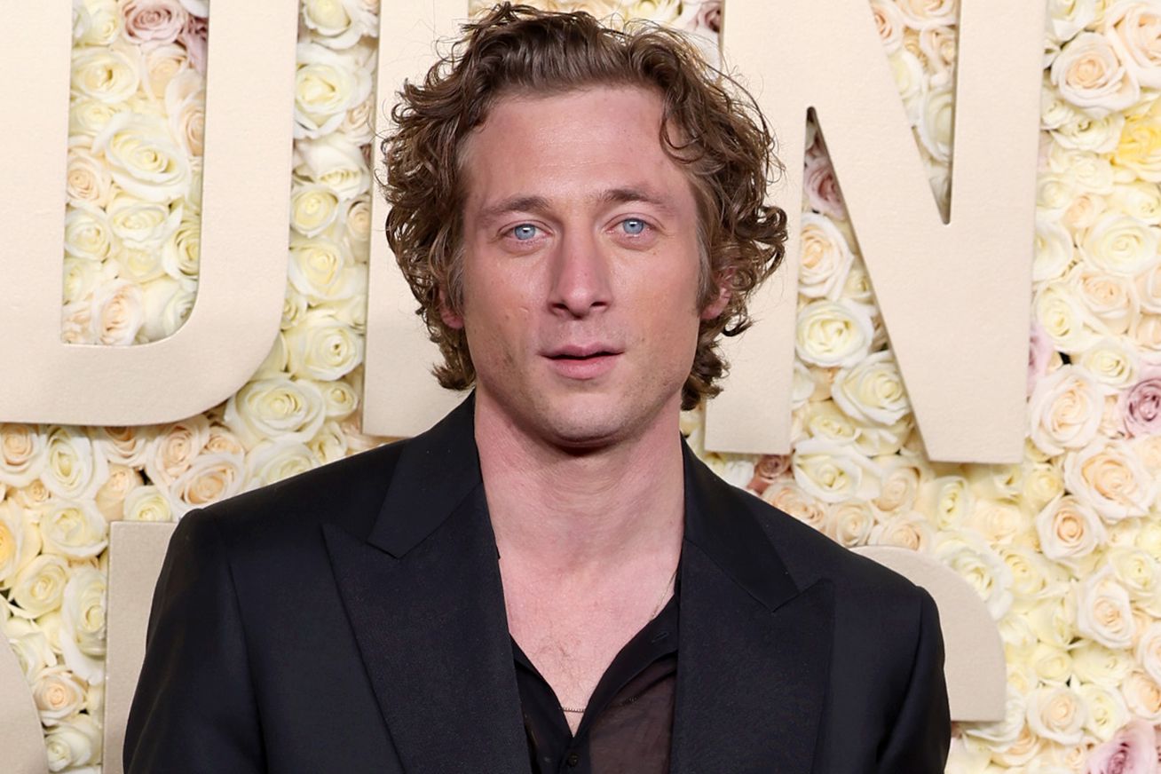 Jeremy-Allen-White-golden-globes-010724-tout-e9b041e9f4284b4889de1f5841233659