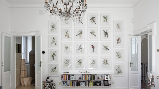 En el dormitorio principal, situado en la segunda planta de la casa, un muro cubierto con grabados de pájaros del siglo XIX potencia el sentido aéreo de este espacio, dominado por una inmensa araña de cristal de la misma época.