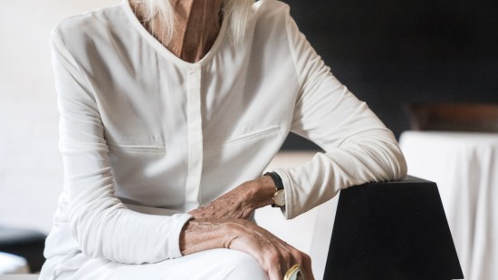 Soledad Lorenzo, en su casa, ante una obra de Juan Ulsé
