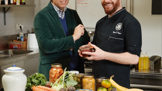 El embajador de EE. UU., James Costos, y su marido, Michael Smith (en la foto con el chef de la embajada)
