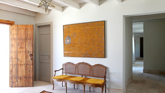 En el hall, la puerta, de madera reciclada, es obra de un carpintero de Sanlúcar de Barrameda (Cádiz).