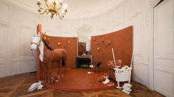 Un escenario surrealista para À Cheval. "Mi intención es que cada cual huela o sienta en libertad. À Cheval es ideal para la biblioteca ¡o para la cocina! Tiene muchos matices y notas. Es muy intensa, especiada, nada plana".
